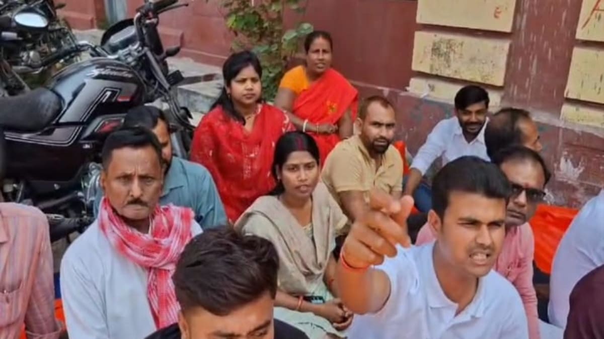 ​BRABU में कर्मियों की कलम बंद हड़ताल, न भरे जा रहे फॉर्म, न मिल रही डिग्री, छात्र बेहाल