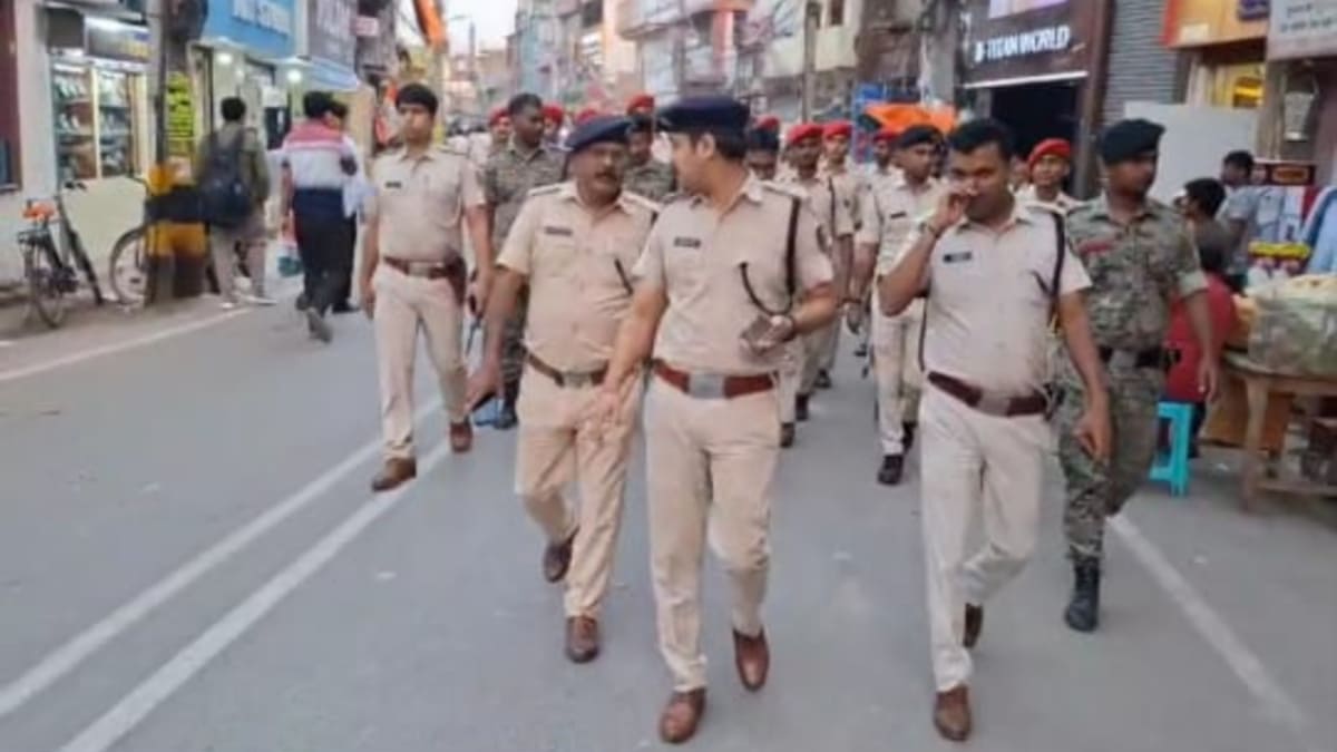 ​मोतिहारी में रामनवमी पर पुलिस का हाई अलर्ट, सड़कों पर निकला फ्लैग मार्च, अफवाह फैलाने वालों को दी कड़ी चेतावनी