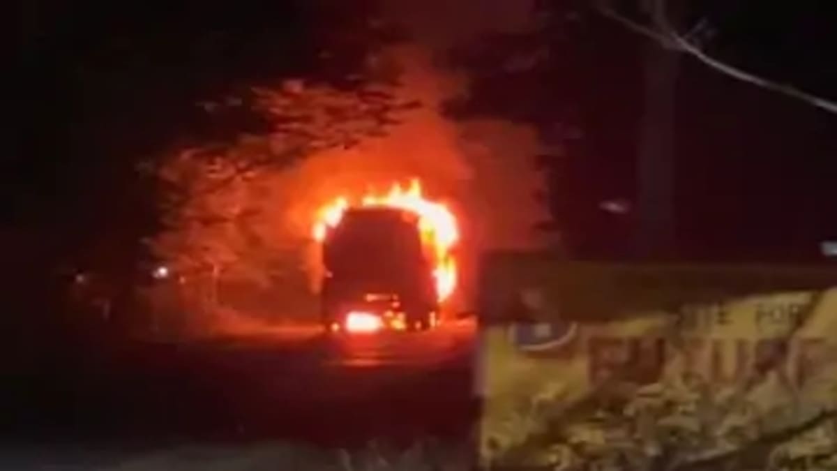 ​बिहटा में काल बनकर दौड़ा तेल टैंकर, बाइक से टक्कर के बाद दोनों गाड़ियां धू-धूकर जलीं, युवक ने कूदकर बचाई जान