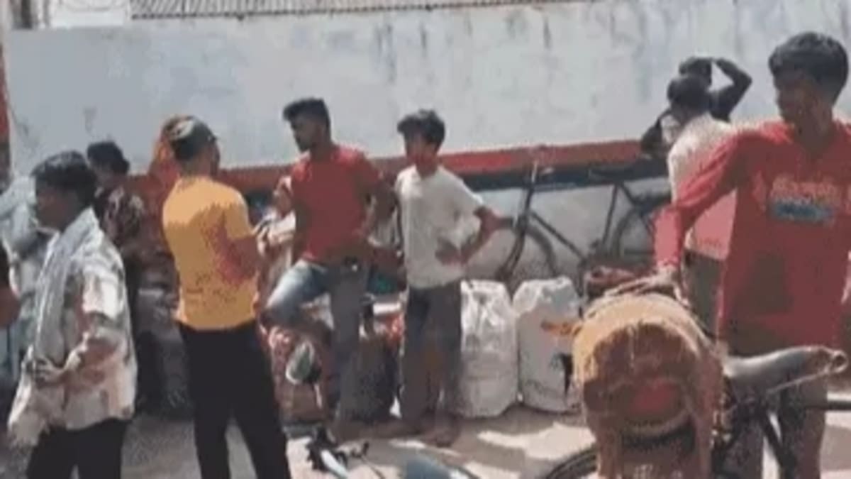 मनियारी में गैस सिलेंडर को लेकर हाहाकार, गृहस्ती इंडियन एजेंसी पर हंगामा, पुलिस से पिटवाने की धमकी देने का दावा