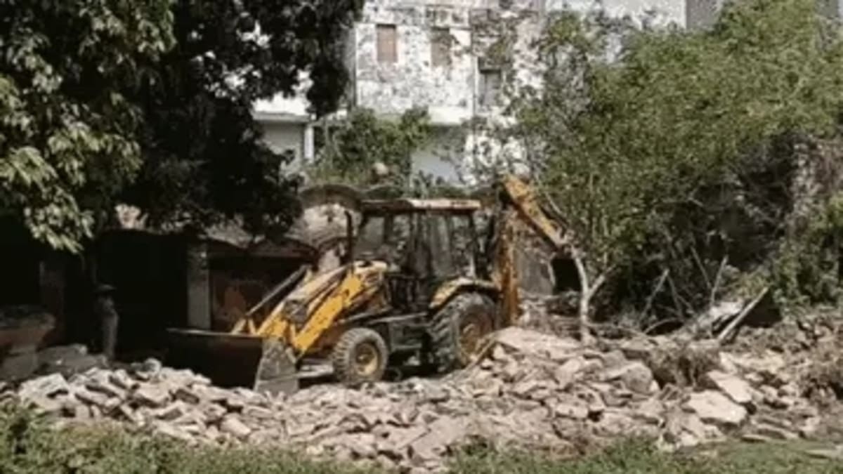 मोकामा में छोटे सरकार का आश्वासन फेल, रेलवे ने 40 क्वार्टरों पर चलाया बुलडोजर, बेघर हुए परिवारों में हाहाकार