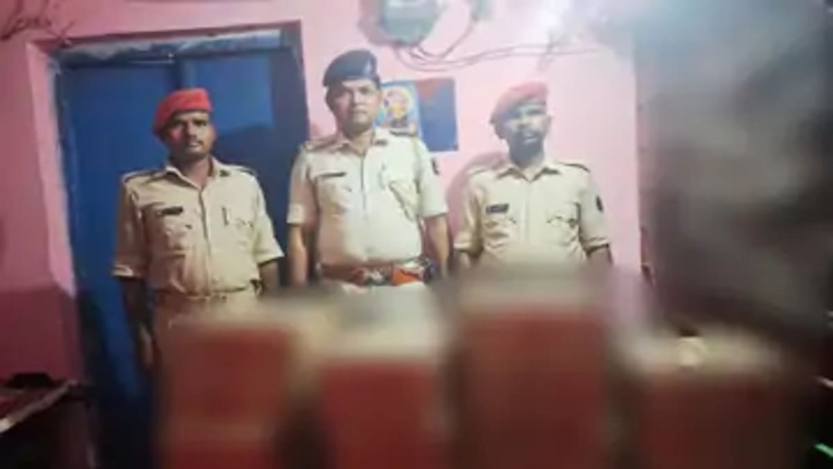 कोचाधामन में 3 लाख की विदेशी शराब के साथ महिंद्रा XUV जब्त, बंगाल से लाई जा रही थी खेप