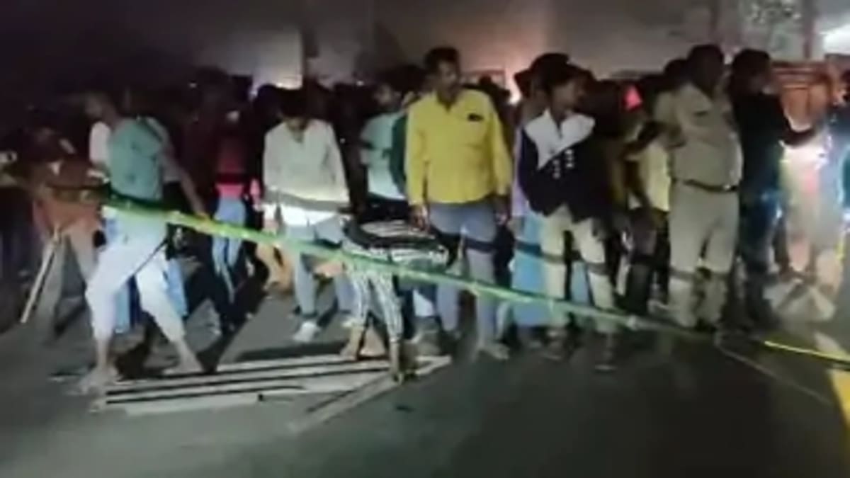 ​मुजफ्फरपुर सड़क हादसे में तेज रफ्तार ट्रक ने दो दोस्तों को रौंदा, एक की मौत के बाद ग्रामीणों का भारी हंगामा