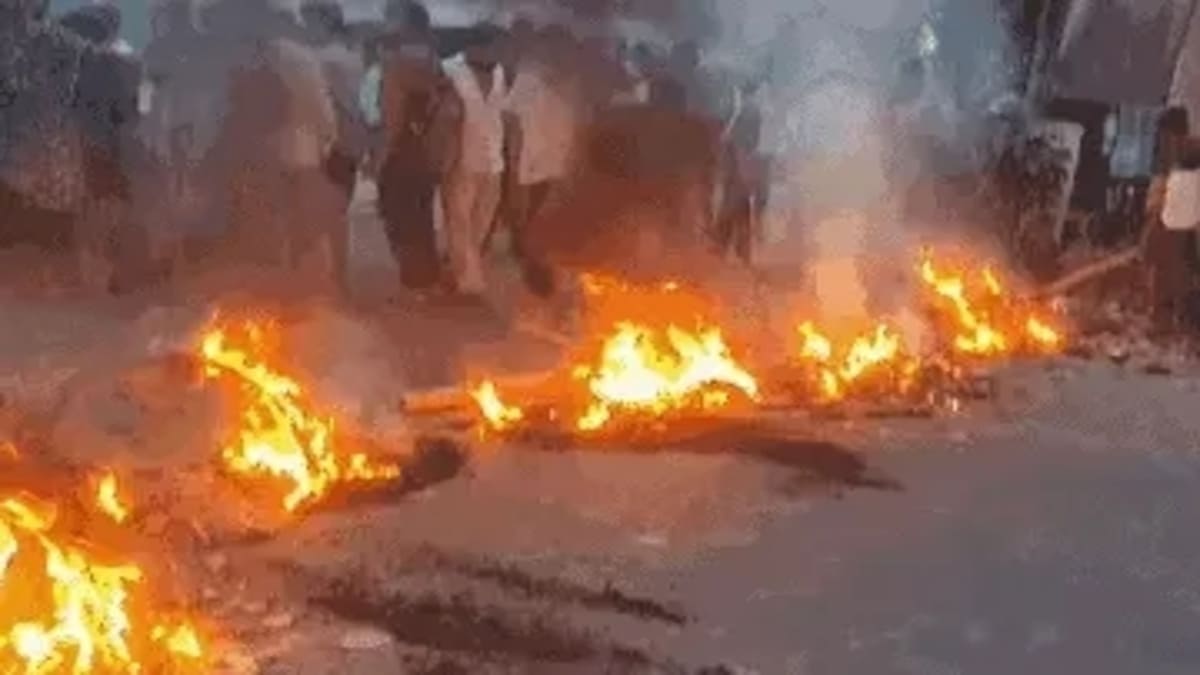 मुजफ्फरपुर में भारी मशीन की चपेट में आने से 3 साल के मासूम की मौत, ग्रामीणों का सड़क पर प्रदर्शन