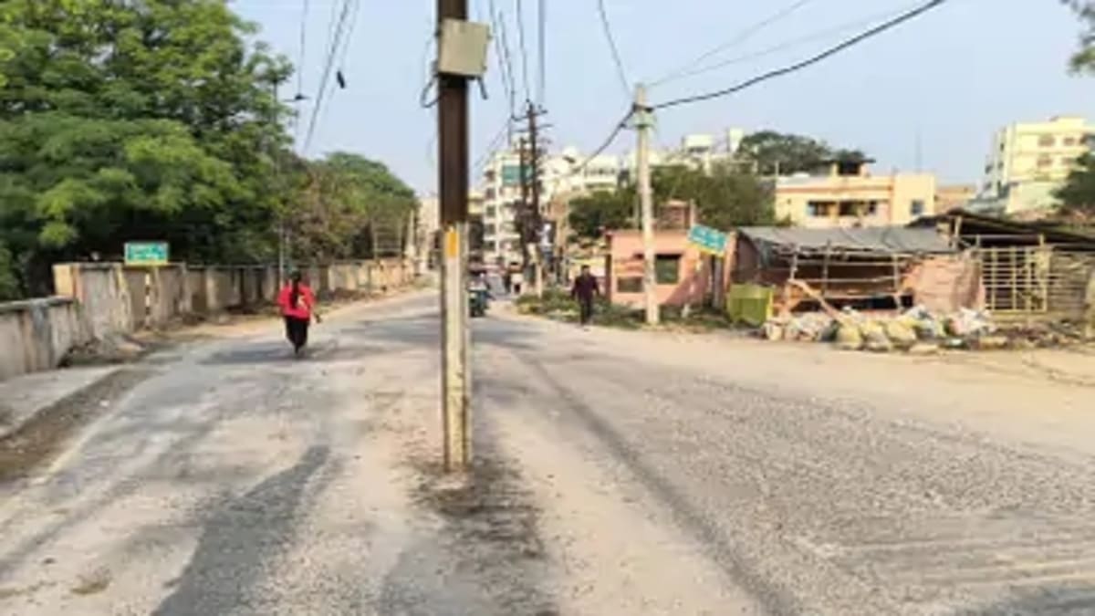 भागलपुर में सड़क के बीच बिजली के खंभों से टकराकर लहूलुहान हुए पति-पत्नी, विभाग की बड़ी लापरवाही आई सामने