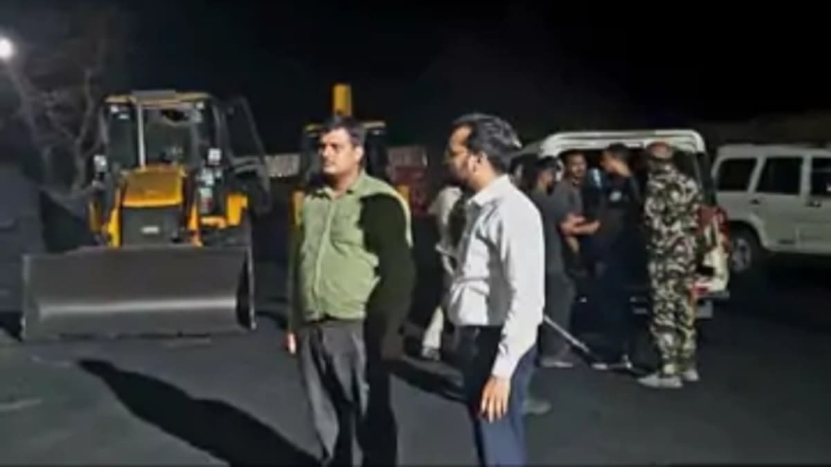 गया में कोयला माफिया पर बड़ी स्ट्राइक, बाराचट्टी में 13,500 घनफीट अवैध कोयला जब्त, 1.5 करोड़ का जुर्माना