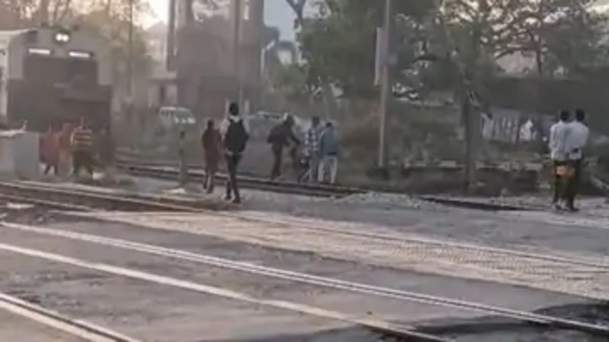 बक्सर में बड़ा रेल हादसा टला, बंद फाटक पार करने की कोशिश में पटरी पर फंसी बाइक, ड्राइवर की मुस्तैदी से बचीं जानें