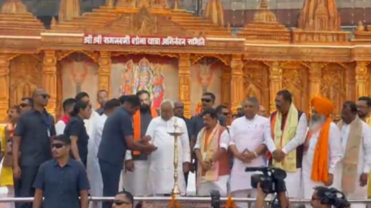 ​पटना में रामनवमी की महा-शोभायात्रा, डाकबंगला पहुंचे CM नीतीश और निशांत, 52 झांकियों और 7 लाख भक्तों से गुलजार हुई राजधानी