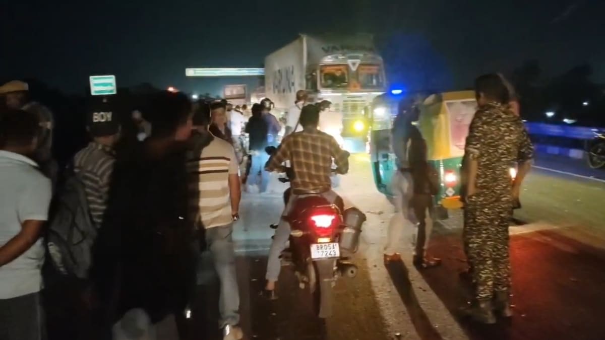 मोतिहारी में पिकअप-बाइक की टक्कर में दो युवकों की मौत, एक गंभीर