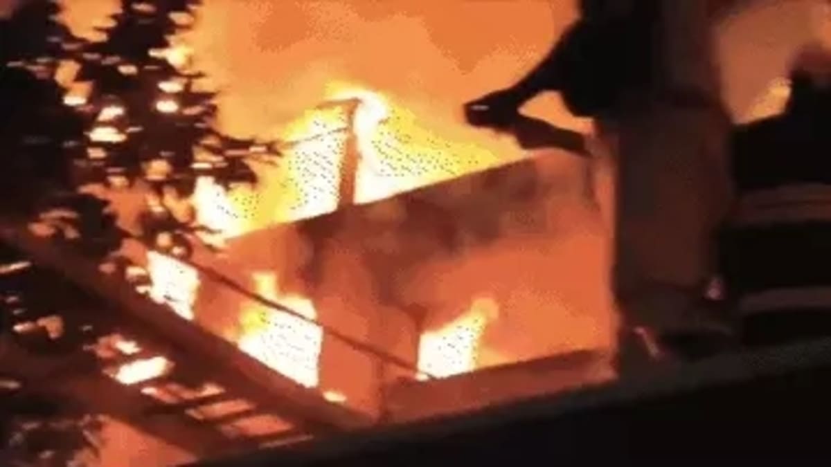 पटना के दलदली रोड पर 5 मिनट में आग का गोला बनी बिल्डिंग, 10 दमकल गाड़ियों ने 3 घंटे की मशक्कत के बाद पाया काबू