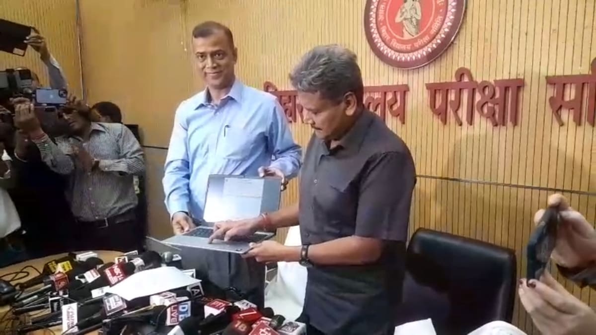 ​BSEB मैट्रिक का परिणाम घोषित: पुष्पांजलि और सबरीन बनीं बिहार टॉपर, टॉप-10 में 139 छात्र, लगातार 8वीं बार बोर्ड ने रचा इतिहास