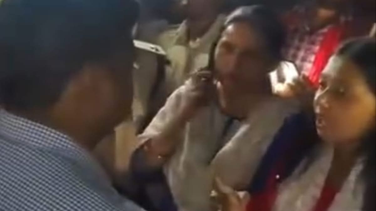 बिजली विभाग की लापरवाही के चलते करंट की चपेट में आने से वार्ड सदस्य की दर्दनाक मौत, खंभे पर घंटों लटका रहा शव