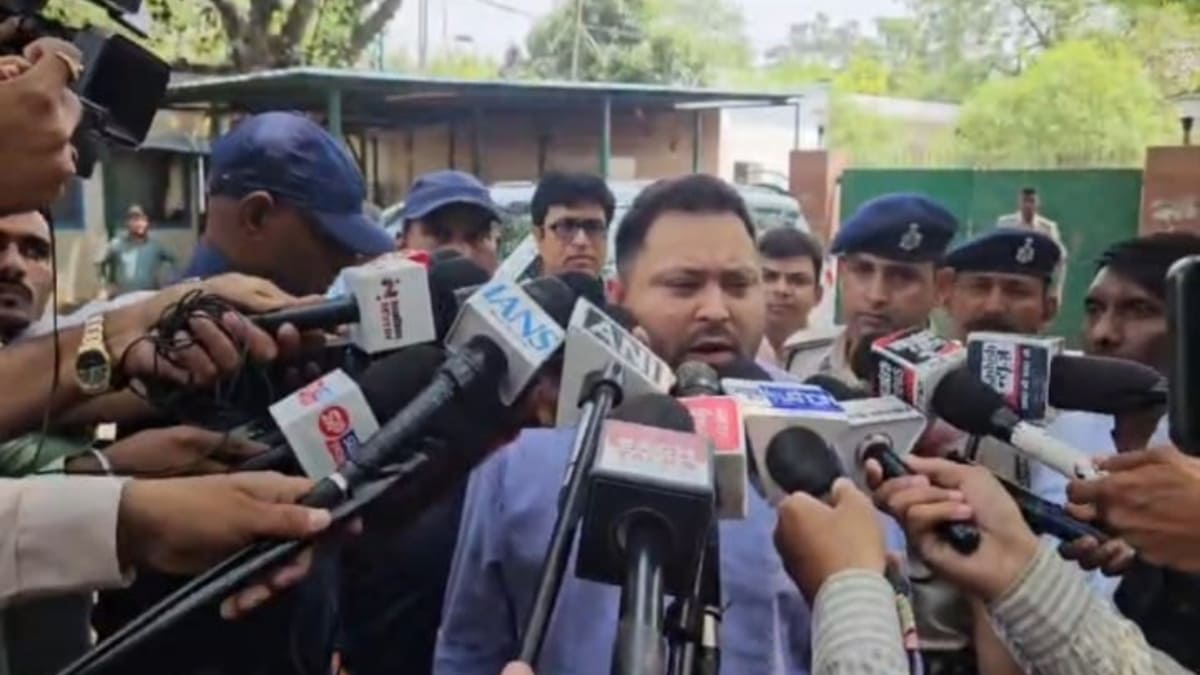 कैमरा देख कर रोने का हो रहा है ड्रामा, नीतीश के इस्तीफे और मंत्रियों के आंसुओं पर तेजस्वी यादव का तंज