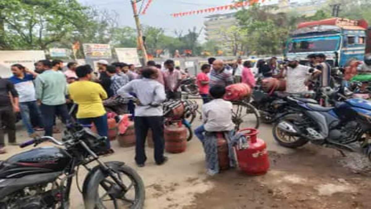 पटना में गैस सिलेंडर नहीं मिलने पर फुलवारी शरीफ में हंगामा, 2 किमी तक सड़क जाम, सूचना मिलते ही मौके पर पहुंची पुलिस
