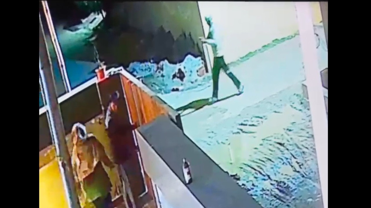 होशियारपुर में कपड़ा व्यापारी के घर पर ताबड़तोड़ फायरिंग, भागते वक्त बदमाश की पिस्टल गिरी, CCTV में कैद वारदात