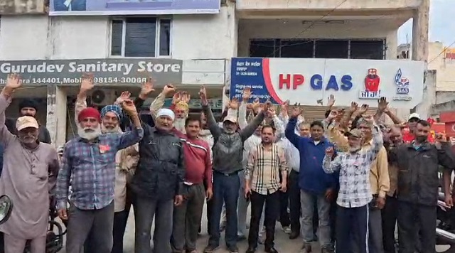 सिलेंडर की किल्लत पर फूटा गुस्सा, सड़क जाम कर लोगों ने किया प्रदर्शन