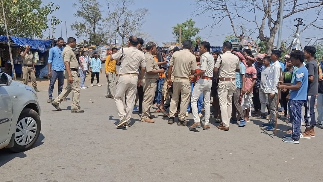 मयूरभंज बंद: रायरांगपुर में 34 आदिवासियों की गिरफ्तारी पर 2 दिन का बंद, हाईवे जाम से जनजीवन ठप
