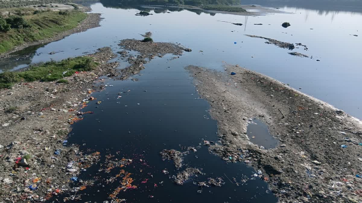 यमुना प्रदूषण: DUSIB, DJB और MCD के आपसी विवाद के बीच लोग झेल रहे जहरीली गैसें, 675 झुग्गी बस्तियों में आज भी सीवर लाइन नहीं