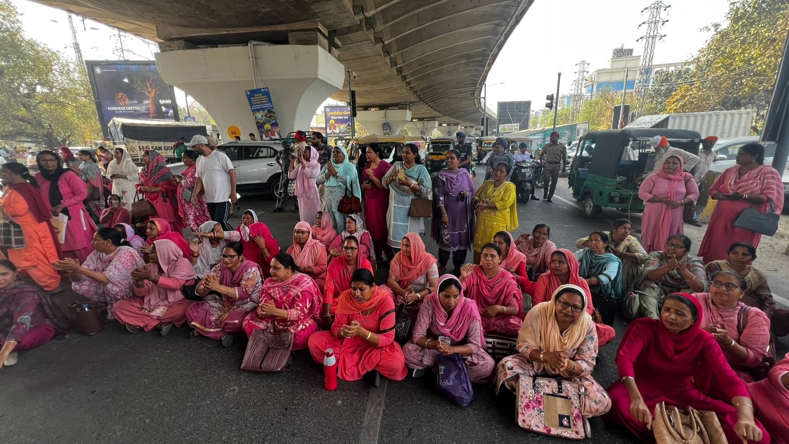 लुधियाना: आशा वर्करों ने किया धरना प्रदर्शन, पुलिस पहुंची मौके पर