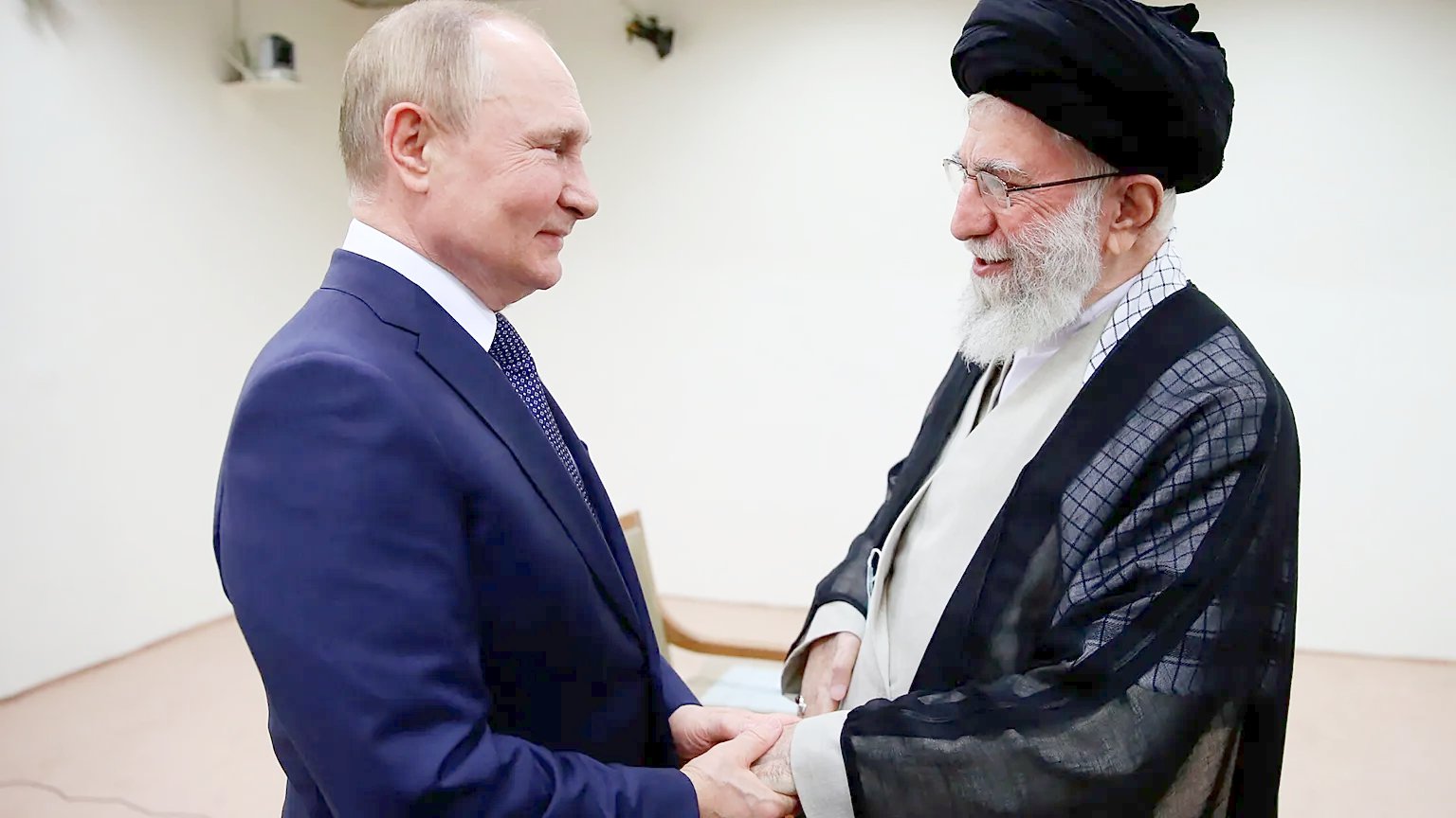 ईरान-इजराइल युद्ध में हुई रूस की एंट्री ! ईरान को अमेरिकी सैन्य अड्डों से जुड़ी खुफिया जानकारी देने का आरोप, सैटेलाइट का कर रहा इस्तेमाल