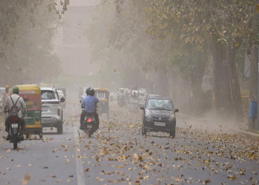 Delhi Weather: दिल्ली में बदलेगा मौसम का मिजाज, बारिश और तेज हवा के आसार, येलो अलर्ट जारी