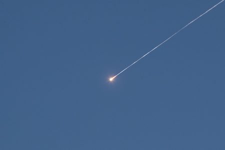 अबू धाबी में गिरा मिसाइल का मलबा, दो लोगों की मौत; सड़क पर खड़ी कई गाड़ियां तहस नहस