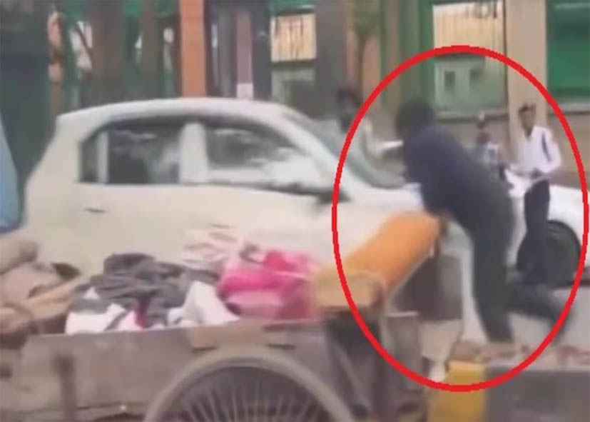 दिल्ली के जनकपुरी में खौफनाक मंजर, पुलिसकर्मी को कार ने मारी टक्कर, बोनट पर घसीटता रहा ड्राइवर… हुआ गिरफ्तार