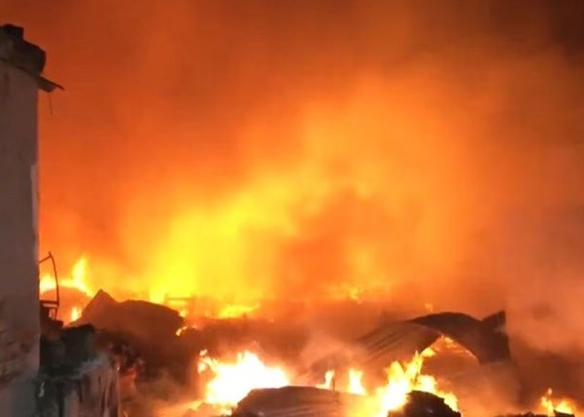 रिठाला मेट्रो स्टेशन के पास झुग्गियों में भीषण आग, 15 दमकल गाड़ियों ने संभाला मोर्चा, करीब 50 झुग्गियां जलकर खाक