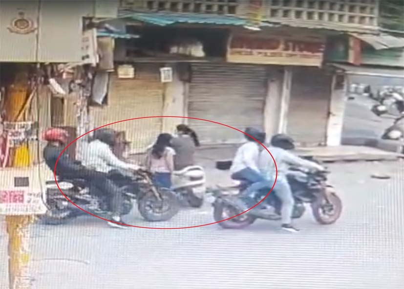 दिल्ली में दिनदहाड़े गुंडागर्दी: महिला पर पिस्तौल की बट से हमला, सोने का कंगन लूटा, CCTV में कैद वारदात