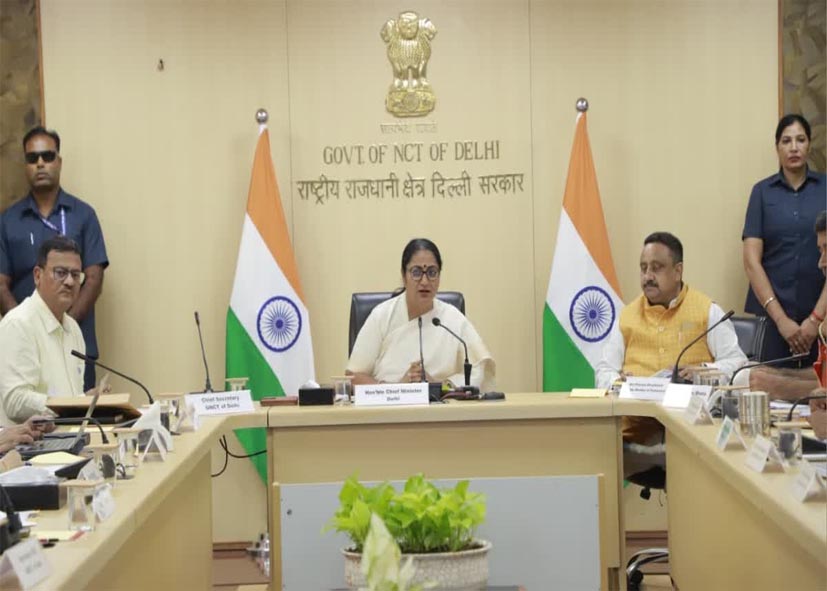 दिल्ली-NCR में सड़क सुरक्षा को लेकर रेखा सरकार सख्त, रोड कटिंग और गड्ढों की जानकारी के लिए ऐप का इस्तेमाल अनिवार्य