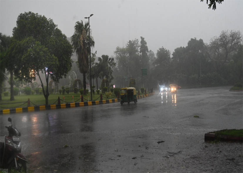 Delhi Weather: दिल्ली में गरज-चमक के साथ बारिश और तेज हवाओं का अलर्ट, पश्चिमी विक्षोभ आज होगा एक्टिव