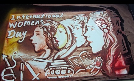 विश्व महिला दिवस पर रेत कलाकार मानस साहू का खास सैंड एनीमेशन, 10 मिनट में उकेरी महिला शक्ति की प्रेरक कहानी