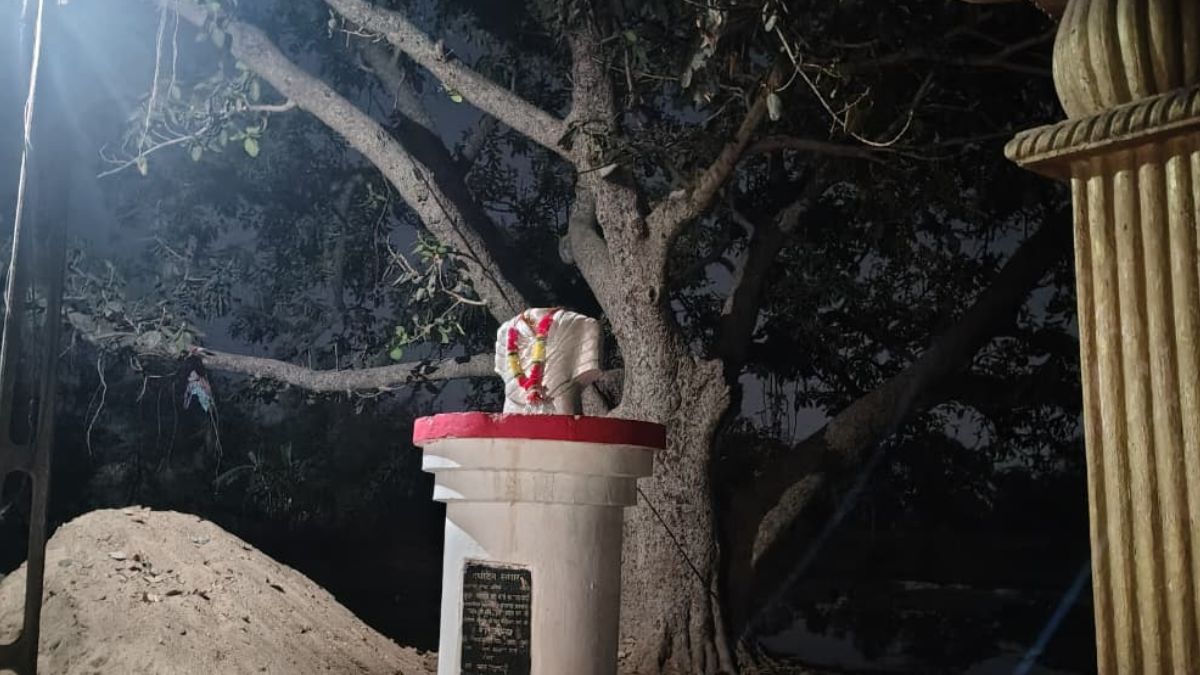 CG News : असामाजिक तत्वों ने तोड़ी महात्मा गांधी की प्रतिमा, ग्रामीणों में आक्रोश, पुलिस की दखल से मामला हुआ शांत