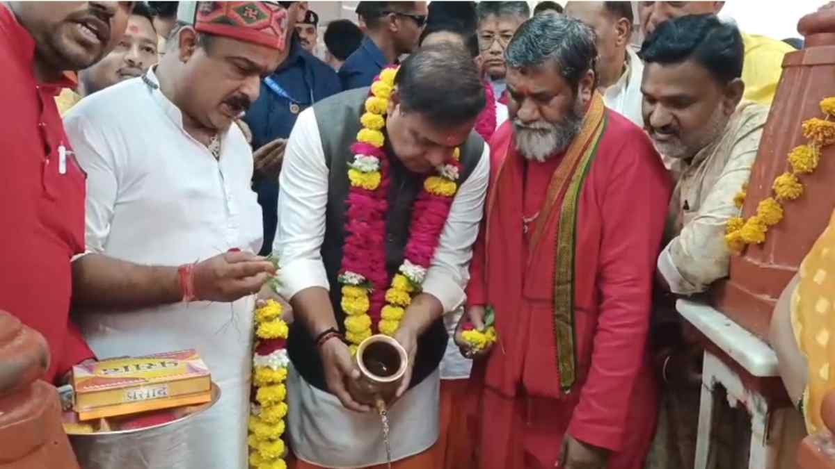 पीतांबरा पीठ पहुंचे असम के मुख्यमंत्री हेमंत बिस्वा शर्मा, मां बगलामुखी देवी के किए दर्शन, वनखंडेश्वर महादेव का किया अभिषेक