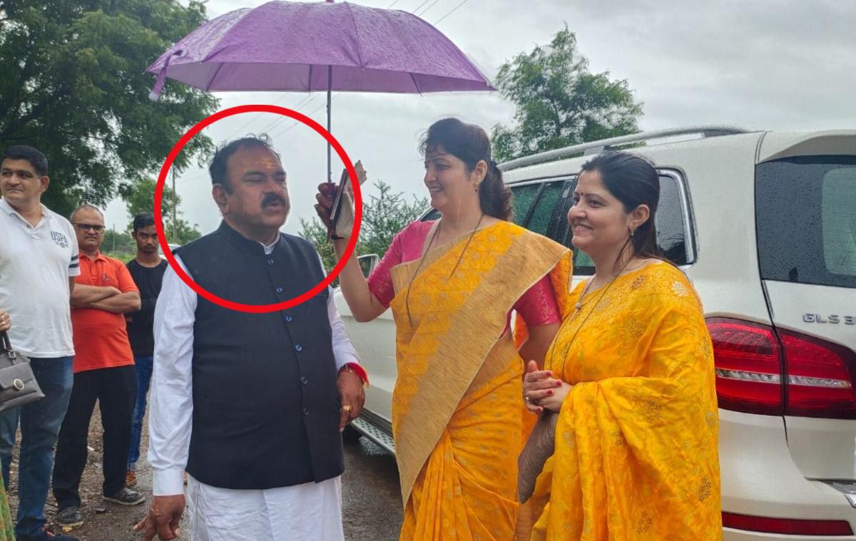 मशहूर ज्योतिषी अशोक खरात गिरफ्तारः महिला से रेप के आरोप में पुलिस की कार्रवाई, दफ्तर से 58 पोर्न वीडियो मिले, बड़े नेताओं से लेकर सेलिब्रिटीज तक लगाते थे ऑफिस के चक्कर, उड़ी सभी की नींद