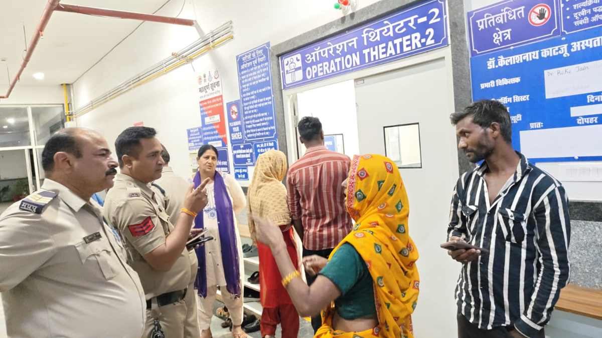 डिलीवरी के दौरान नवजात की मौत: गुस्साए परिजनों ने अस्पताल में किया हंगामा, डॉक्टर-नर्सिंग स्टाफ ने खुद को कमरों में किया बंद