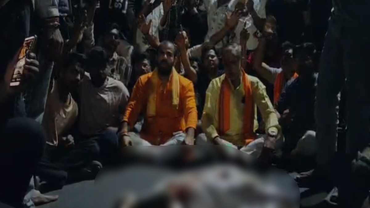 भोपाल में मंदिर के बाहर बोरी में मिला गाय का बछड़ा: मचा हड़कंप, जय भवानी संगठन ने किया चक्का जाम