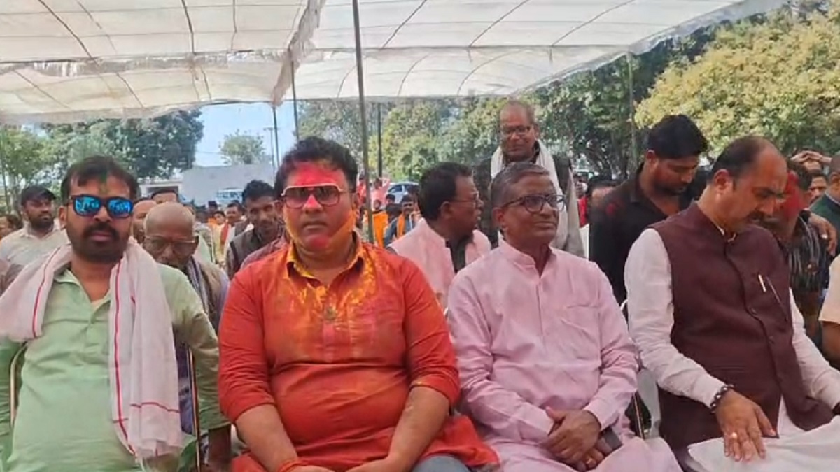बगहा: डुमरिया में भाजपा नेता तुषार सिंह के आवास पर भव्य होली मिलन समारोह का आयोजन, एकता और भाईचारे का दिया संदेश