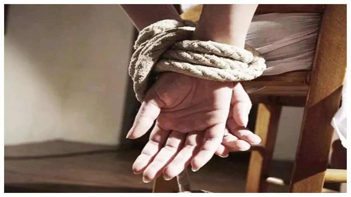 देर रात दरवाजे की कुंडी तोड़कर घर में घुसे बदमाश, सास-बहू को बनाया बंधक, फिर किया ऐसा काम कि चीख उठी महिलाएं 