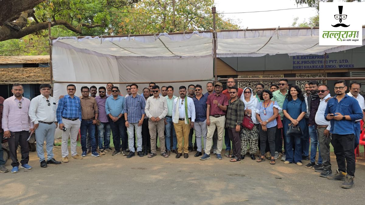 बस्तर में पत्रकार की गिरफ्तारी को लेकर आक्रोश : सात जिलों के पत्रकारों ने दिया मौन धरना, मामले में न्यायिक जांच की मांग