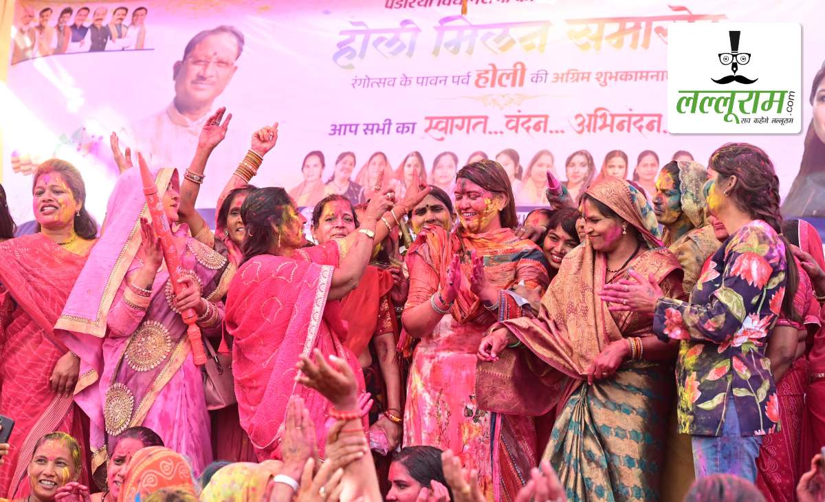 पंडरिया में उत्साह और उमंग के साथ मनाया गया होली मिलन समारोह: महिलाओं संग फाग गीतों पर जमकर झूमीं विधायक भावना बोहरा, होली की दी शुभकामनाएं
