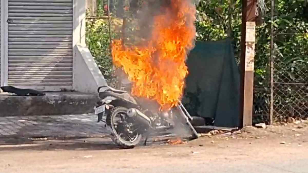 बाइक बनी आग का गोला: धक्का देकर ले जा रहा था शख्स, तभी उठने लगा धुआं