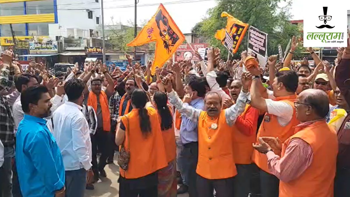 CG News : खामनेई की मौत पर बांटी मिठाई, हिंदूवादी नेता के खिलाफ FIR पर बवाल, गिरफ्तारी देने पहुंचे सैकड़ों कार्यकर्ता