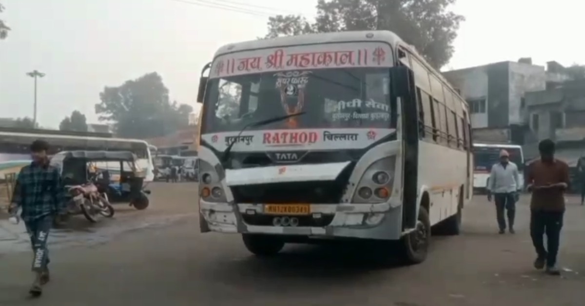हादसों के बाद भी नहीं जागा प्रशासन! बुरहानपुर में लोगों की जान से खुला खिलवाड़, सड़कों पर धड़ल्ले से दौड़ रही अनफिट और बगैर परमिट की बसें