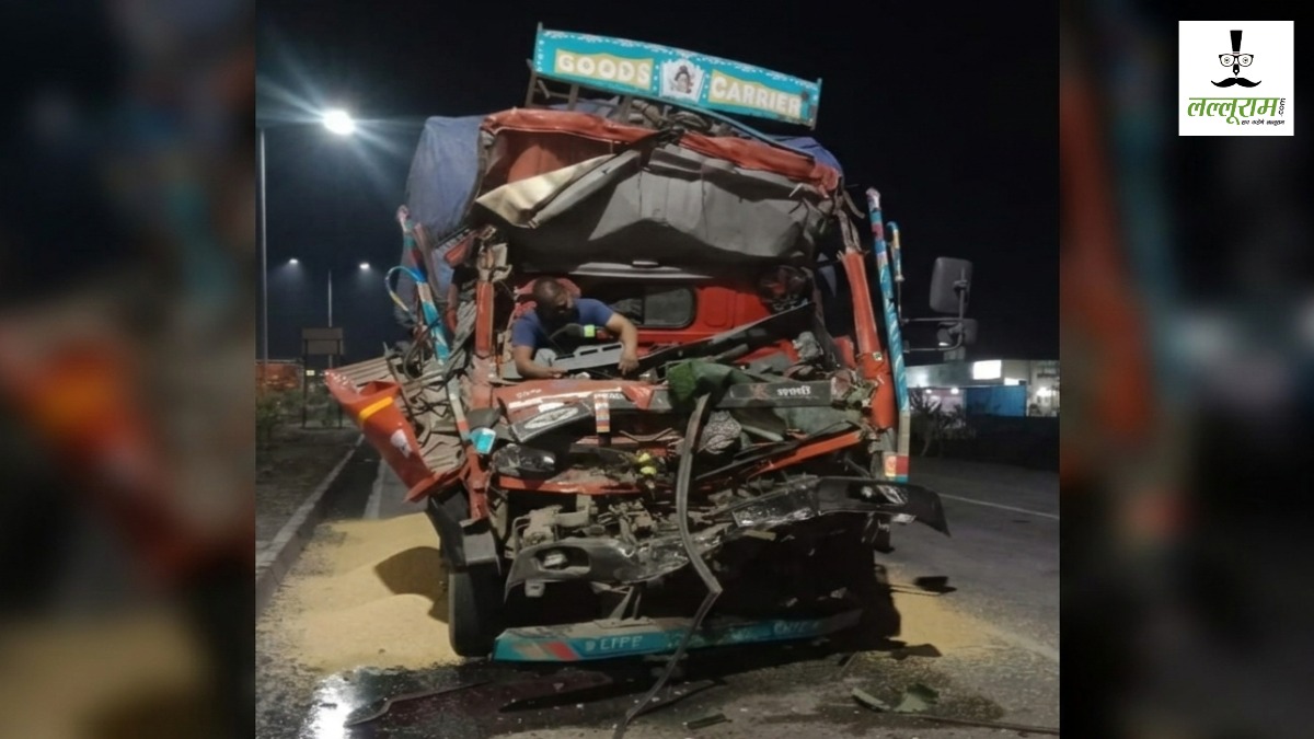 CG Accident News : NH-130 में खड़े हाइवा से जा टकराई ट्रक, चालक की मौके पर ही मौत