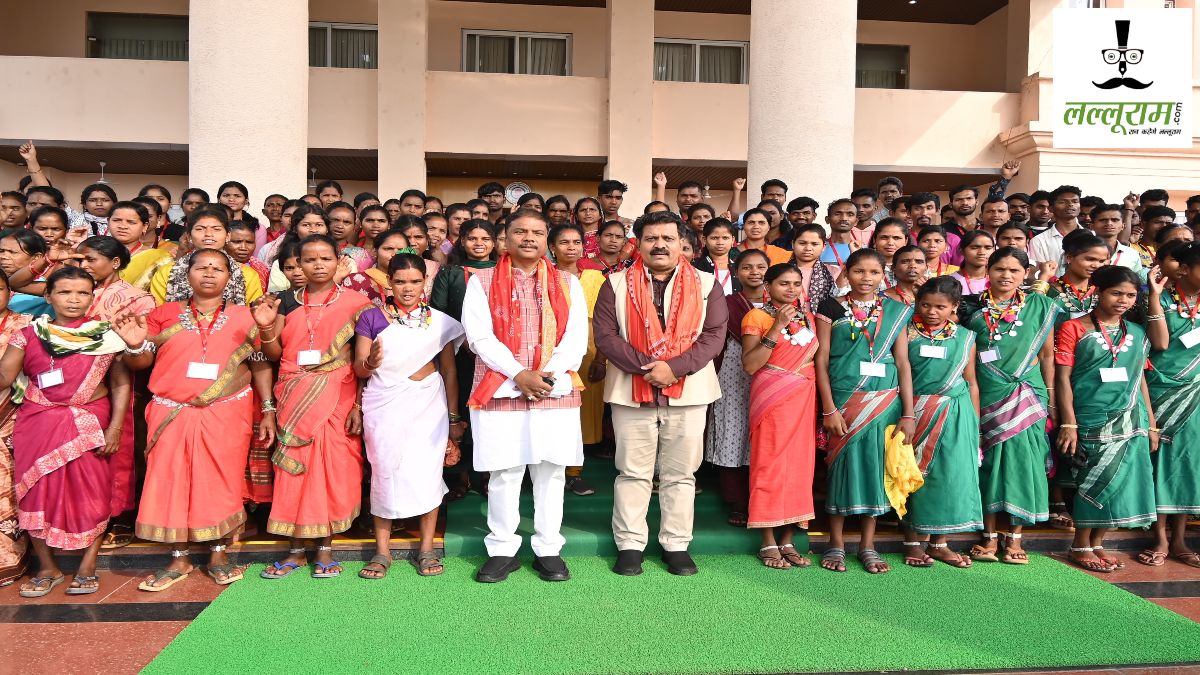 नक्सल प्रभावित अबुझमाड़ के युवाओं ने देखी विधानसभा की कार्यवाही, डिप्टी सीएम शर्मा और मंत्री कश्यप से की मुलाकात