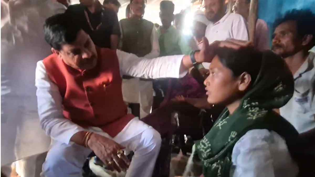 Chhindwara Bus Accident: घर से एक साथ उठी 5 अर्थियां, CM डॉ. मोहन ने मृतकों के परिवार से मुलाकात कर बंधाया ढांढस