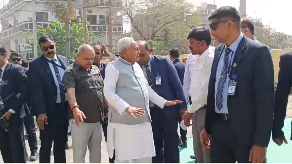 पटना में भूमिगत नाला और सड़क निर्माण कार्य का जायजा लेने पहुंचे CM नीतीश, अधिकारियों को काम में तेजी लाने का दिया निर्देश