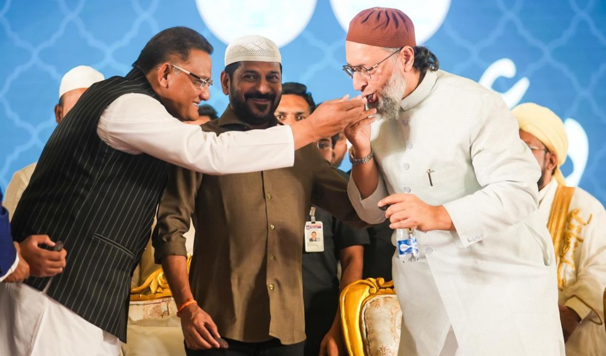 ‘मैं आपका भाईजान हूं, ‘ये सरकार आपकी है…’, इफ्तार पार्टी में भावुक हुए तेलंगाना सीएम रेवंत रेड्डी, एक मंच पर दिखे रेड्डी और असदुद्दीन ओवैसी 
