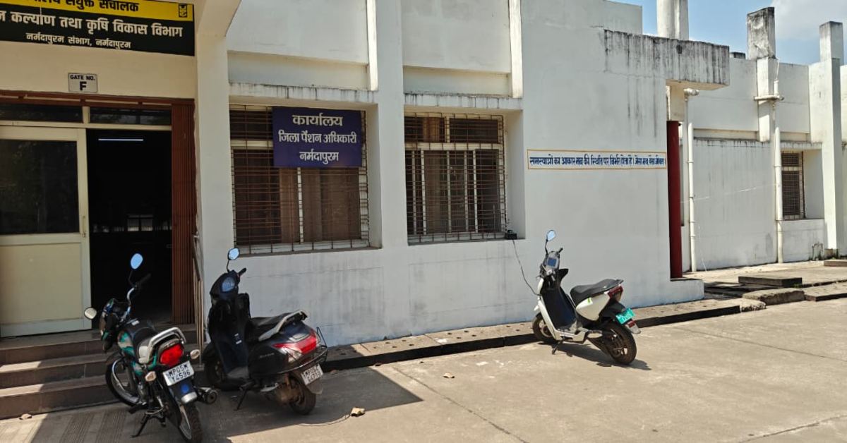 साहब की ‘पावर’, सरकारी ‘करंट’! छुट्टी के दिन ऑफिस बना ‘चार्जिंग स्टेशन’, सिस्टम को किया जा रहा डिस्चार्ज ?